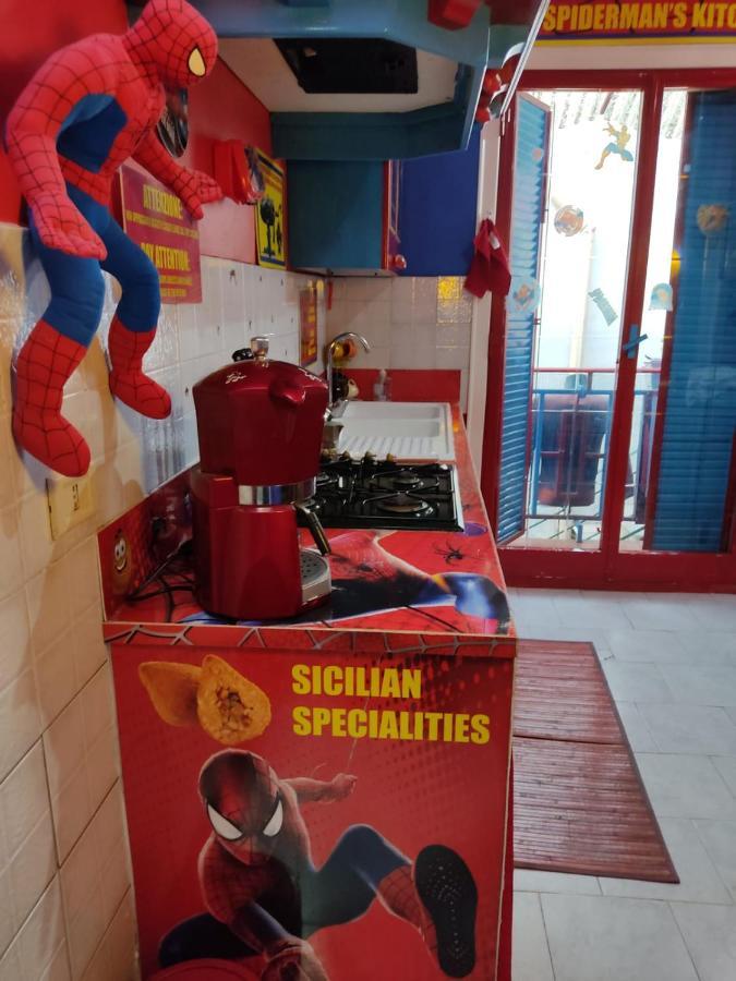 Spiderman House Hotel CTA Exterior foto